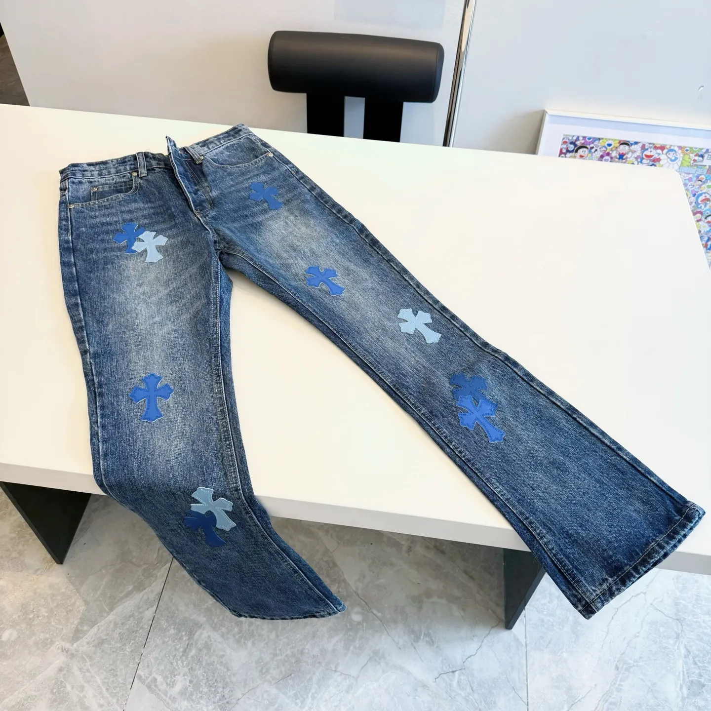 P270 Style number: D423 Chrome hearts CH new bootcut dark blue classic cross-fit leather jeans Size: s-XXL (28 30 32 34 36) Color: washed dark blue Size reference 28 trouser length 100 waist circumference 72 30 trouser length 101 waist circumference 76 32 trouser length 103 waist circumference 80 34 trouser length 104 waist circumference 84 36 pants length 106 waist 88